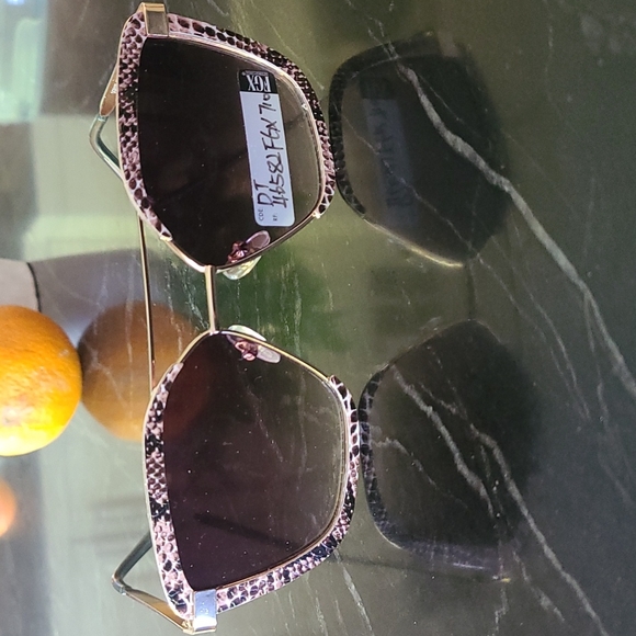 Beige ‘Leon’ sunglasses from Foster Grant Finished with snakeskin. - Picture 9 of 9